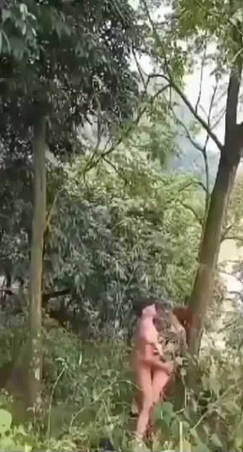 Vợ đi rừng rủ người lạ public